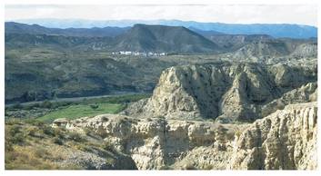 Almeriako paisajea. U rteetako lehorteek eta gizonaren eraginak basamor tu bihurtzeko arrisku bizian da uka lurra ldea.<br><br>